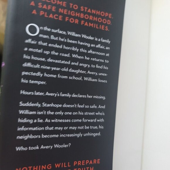 *NEW & SIGNED* Everyone Here Is Lying by Shari Lapena, 1st/1st First Edition, HC - Picture 3 of 4